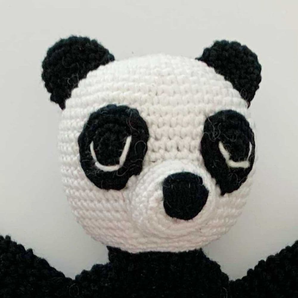 Detail obličeje háčkovaného usínáčka pandy
