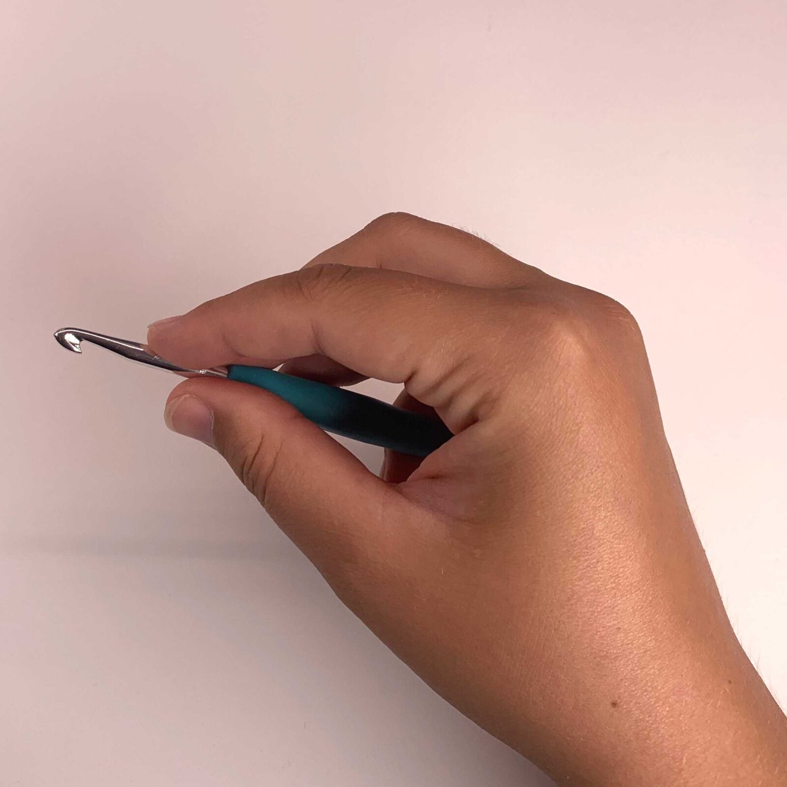 Ukázka pinzetového úchopu, který přetěžuje svaly na ruce při háčkování