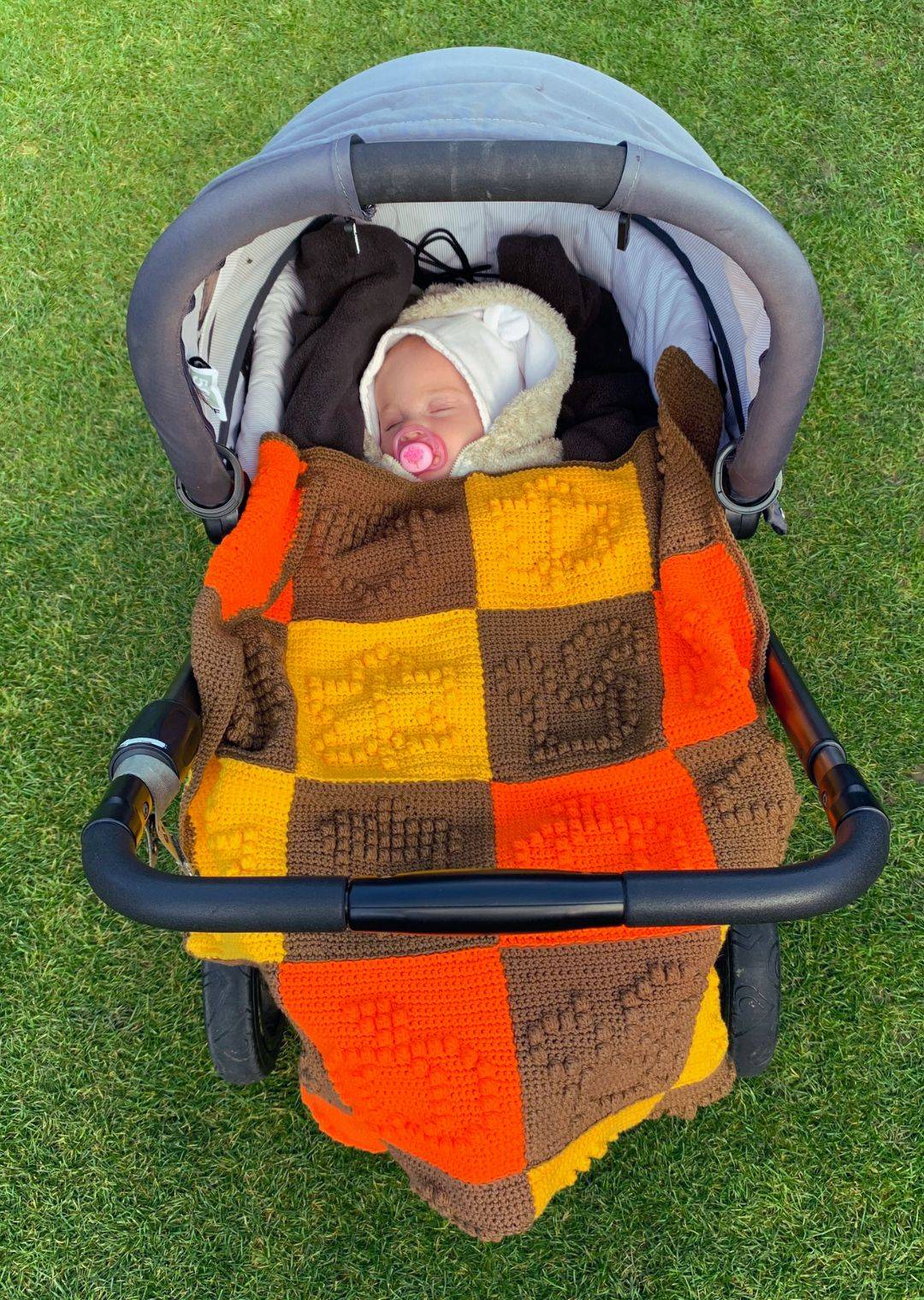 Foto k návodu na háčkovanou deku do kočárku s podzimními motivy