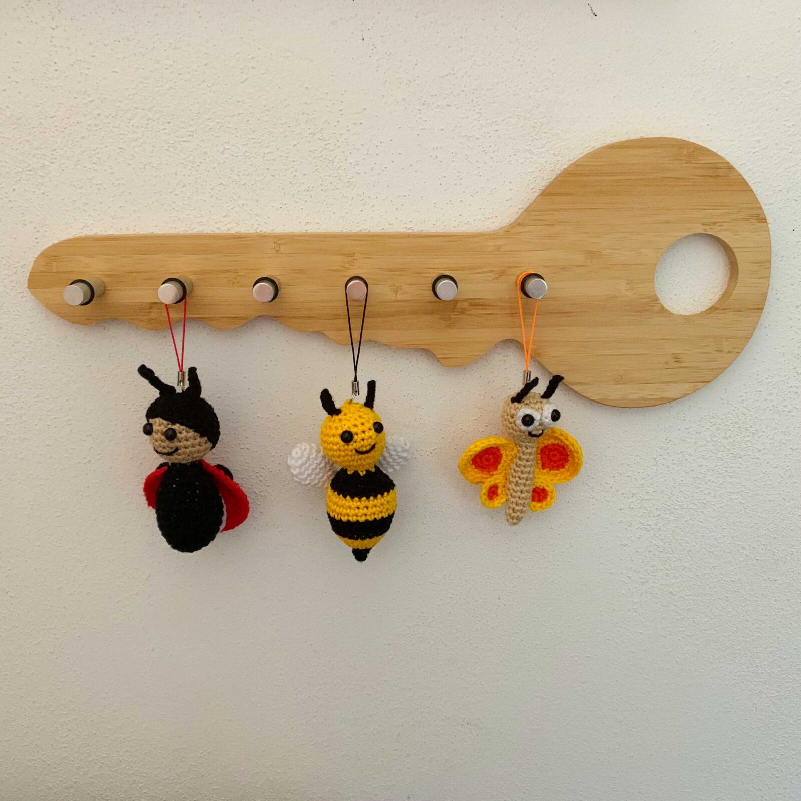 Ukázka háčkovaných klíčenek - beruška, včelka, motýlek