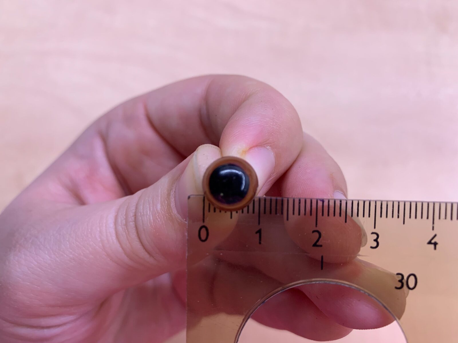 Jak změřit velikost bezpečnostních očí na háčkované hračky pomocí pravítka