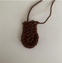 Ukázka, jak mají vypadat hotové uši podle návodu na háčkovaný přívěsek kočičku.