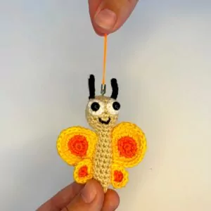 Návod na háčkovaný přívěsek na klíče - motýlek